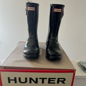Size 8 black Hunter rain boots. Worn a couple of times. Excellent condition.